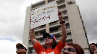 Cientos de opositores a Hugo Chávez protestan porque "no hay gobierno"