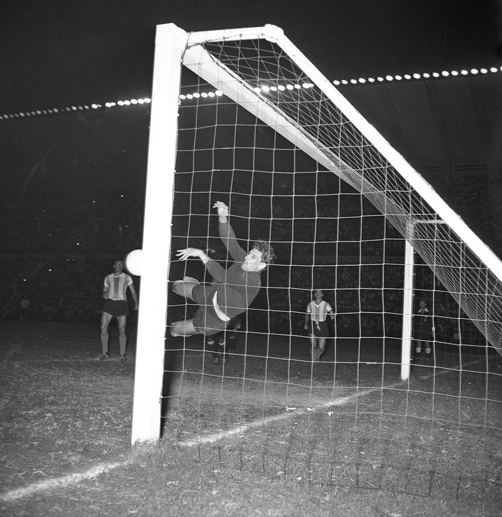 La primera jugada de peligro del partido fue para nuestra selección. (Foto: GEC Archivo Histórico)

