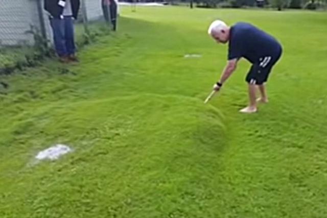 Las “burbujas de jardín” se originan cada vez que ocurren intensas lluvias o inundaciones. Si el suelo no puede absorber la humedad y el césped tiene las características necesarias, el agua se acumula sobre la superficie generando un efecto de “cama de agua”. (Foto: Captura)