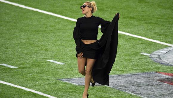 Vestido de Lady Gaga le juega mala pasada durante presentación
