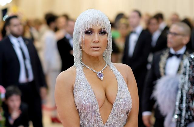 Jennifer Lopez y Álex Rodríguez se robaron las miradas a su llegada a los MET Gala 2019. (Foto: AFP)