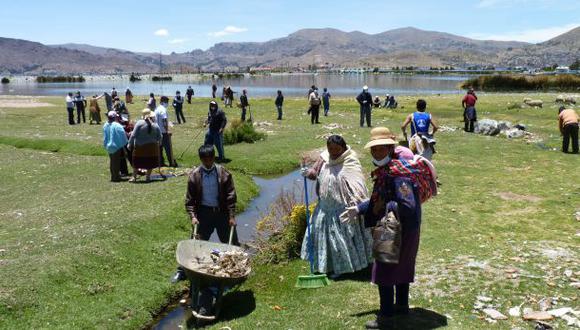 Sentenciados por delitos menores limpiaron orillas del Titicaca