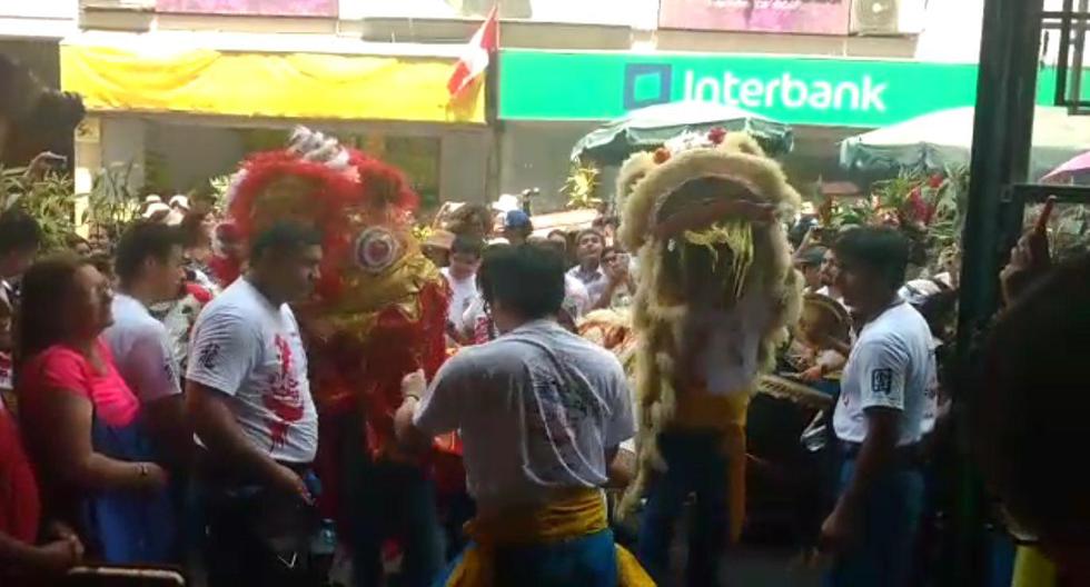 Danzantes que le dan vida a los majestuosos dragones y leones chinos realizan recorrido tradicional a diversos locales de la Calle Capón (Captura: Video)