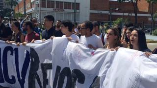Estudiantes venezolanos protestan tras suspensión de referendo