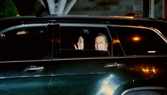 Ollanta Humala y Nadine Heredia dejaron su casa a las 3:30 a.m. aproximadamente, mientras sus bienes eran retirados luego que se conociera la orden de incautación del inmueble ubicado en Surco. (Alessandro Currarino / El Comercio)