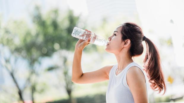 Beber agua es fundamental para prevenir los golpes de calor.