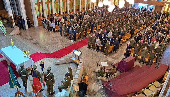 En la Catedral de Temuco se ofició un responso en memoria del cabo 1°de Carabineros de Chile, Daniel Rodrigo Palma Yañez, Q.E.P.D. caído en acto de servicio en Santiago. (Foto: Twitter @camartinezj)
