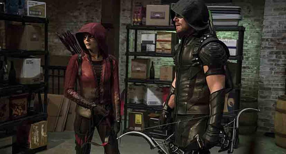 Willa Holland es Thea Queen / Speedy y Stephen Amell es Oliver Queen / Green Arrow en 'Arrow' (Foto: The CW)