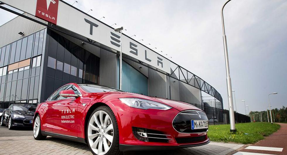 El conductor del Tesla dijo a la policía que estaba agotado tras 17 horas trabajando y que decidió activar el piloto automático del automóvil. (Foto referencial: EFE)