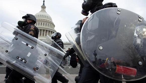 La policía responde ante los manifestantes seguidores de Donald Trump, quienes irrumpieron en el Capitolio estadounidense en Washington (Estados Unidos). (Foto: EFE)