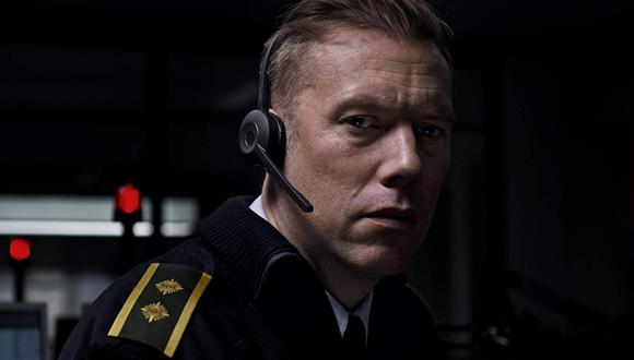 Jakob Cedergren interpreta en "El culpable" a un oficial que opera una línea de emergencia. Todo el filme está narrado desde su perspectiva.