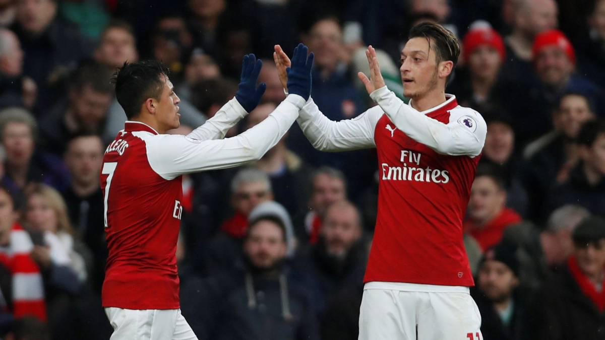 No se le pasa por la mente a Arsene Wenger vender a sus máximos baluartes: Alexis Sánchez y Mesut Özil. ¿El técnico del Arsenal hace lo correcto? (Foto: Reuters)