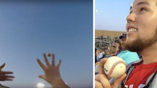 Fan de béisbol atrapa una pelota perdida durante un partido