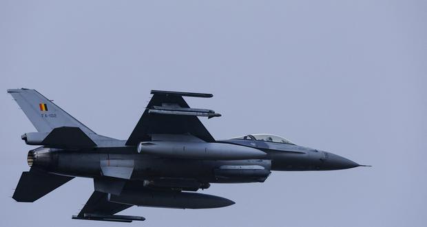 Un caza a reacción belga F-16 participa en el ejercicio nuclear aéreo de la OTAN "Steadfast Noon" (su ejercicio habitual de disuasión nuclear) en la base aérea de Kleine-Brogel en Bélgica el 18 de octubre de 2022. (Foto de Kenzo TRIBOUILLARD / AFP).
