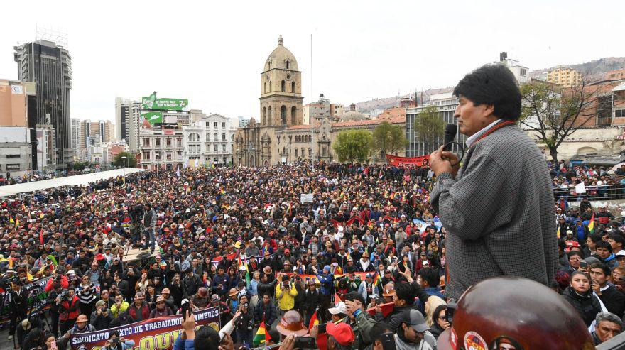 El presidente de Bolivia, Evo Morales, se rodeó de miles de partidarios en una plaza céntrica de La Paz, mientras una parte de la sociedad boliviana pide su renuncia por supuesto fraude electoral en su reciente reelección para un cuarto mandato consecutivo. (Foto: AFP)