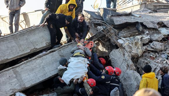 Los equipos de rescate sacan a un sobreviviente de los escombros de un edificio destruido en Kahramanmaras, en el sur de Turquía, un día después de que un terremoto de magnitud 7,8 azotara el sureste del país el 7 de febrero de 2023. (Foto: Adem ALTAN / AFP)