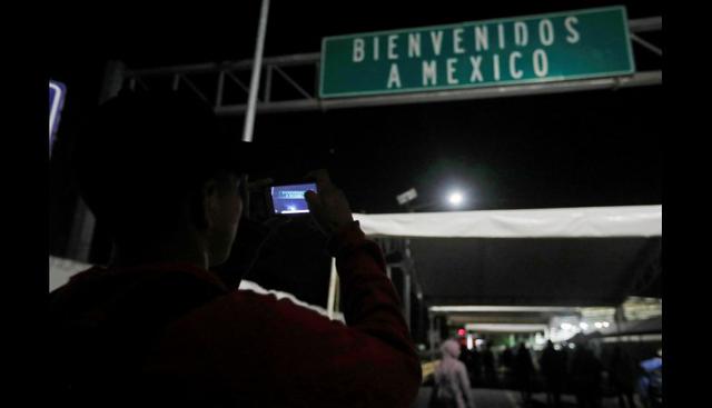 Migrantes  tienen que esperar cinco días para obtener la "tarjeta humanitaria" que les permitirá quedarse legalmente, tener empleo, educación y servicios de salud básicos en territorio mexicano. (Foto: EFE)
