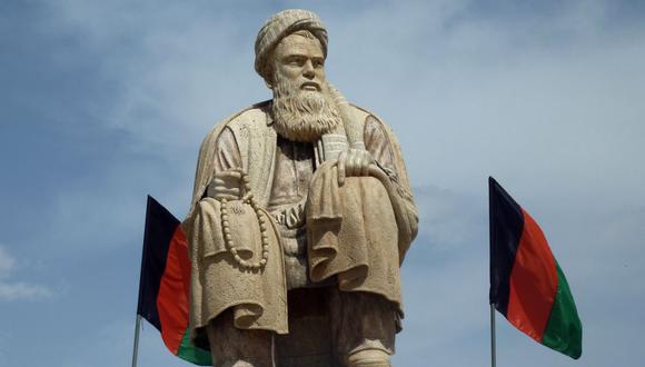 Una estatua de Abdul Ali Mazari, líder de los hazara, una minoría religiosa y étnica en Afganistán, se ve en el valle de Bamiyán, Afganistán, el 13 de abril de 2011. (EFE/EPA/NAQEEB AHMED).
