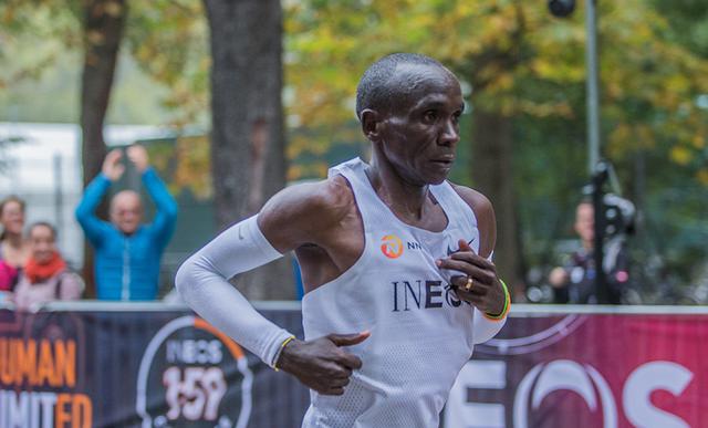 Eliud Kipchoge se convertió en el primer hombre en acabar una maratón en menos de dos horas.