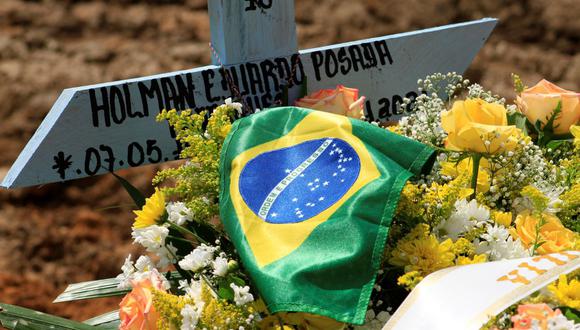 La tumba de una víctima del coronavirus COVID-19 con la bandera de Brasil en el cementerio de Nossa Senhora Aparecida en Manaos, el 22 de enero de 2021. (MARCIO JAMES / AFP).