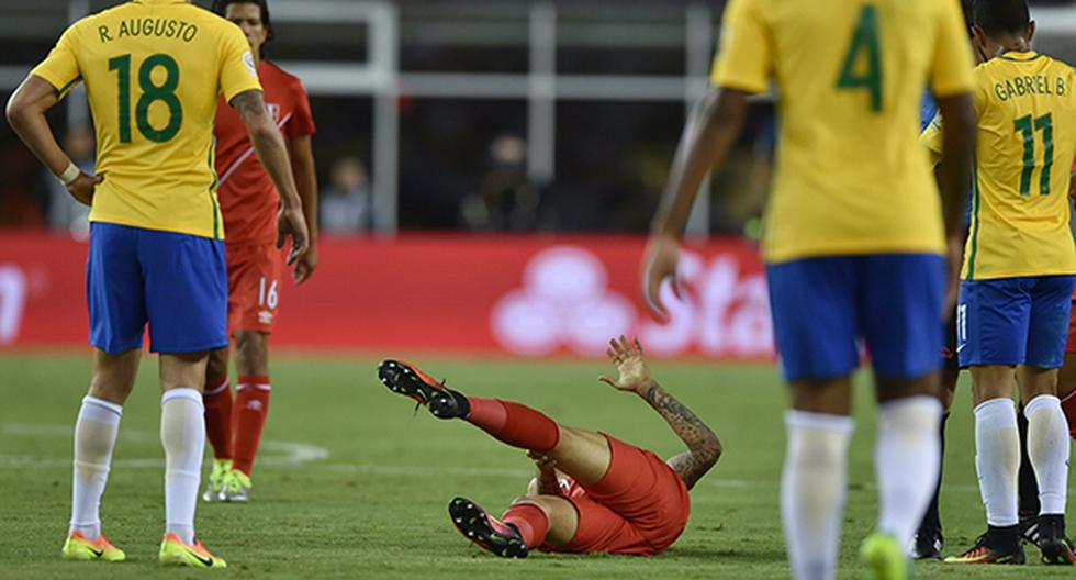 Paolo Guerrero no ha podido mostrar su fútbol porque es muy bien marcador por los defensores de Brasil. El delantero de la Selección Peruana sufre sucesivas faltas. (Foto: AFP)