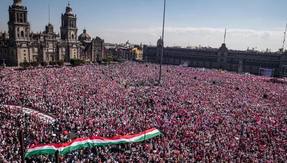 Miles de manifestantes de la oposición se pronuncian contra las reformas electorales del partido gobernante de izquierda, en la plaza Zócalo de la Ciudad de México el 26 de febrero de 2023. (Foto de Nicolas ASFOURI / AFP)