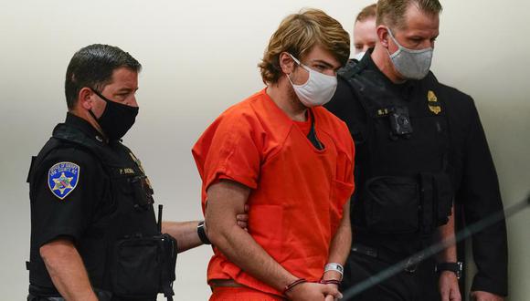 Payton Gendron es conducido a la sala del tribunal para una audiencia en el condado de Erie, en Buffalo, Nueva York, el jueves 19 de mayo de 2022. (Foto AP/Matt Rourke).