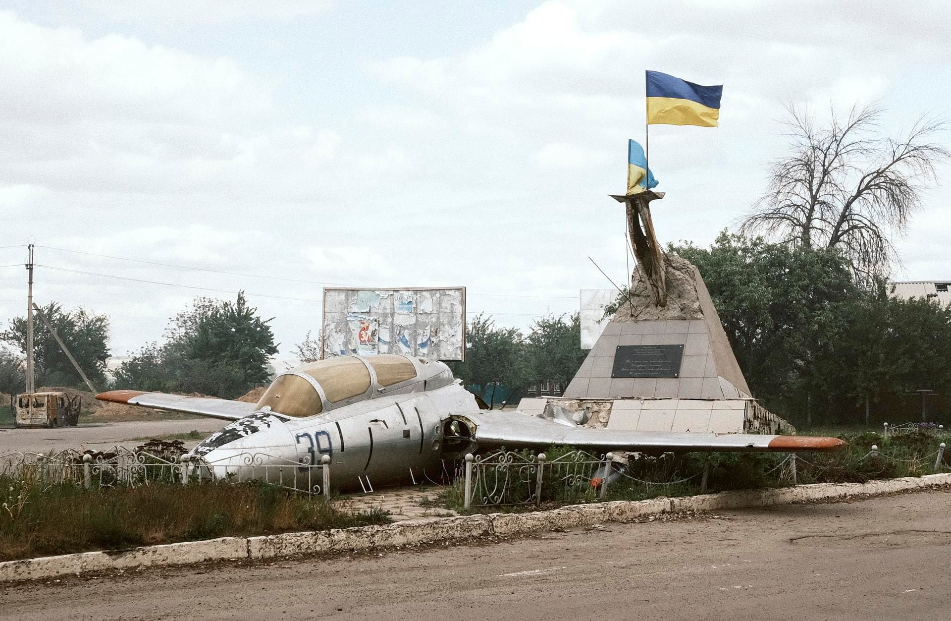 A Ukrainian flag flies at the site of a damaged monument in Vovchansk, Kharkiv region, on May 12, 2024. (EFE/EPA/GEORGE IVANCHENKO).