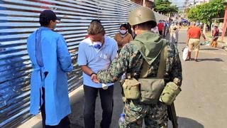 Iquitos: Personal del Ejército realizó jornada de desinfección en mercado de Punchana | FOTOS