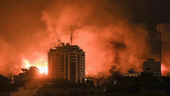 Una bola de fuego estalla durante el bombardeo israelí de la ciudad de Gaza el 9 de octubre de 2023. (Foto de MAHMUD HAMS / AFP)