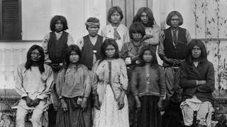Estados Unidos reconoce más de 500 muertes en 19 escuelas para niños indígenas similares a las de Canadá