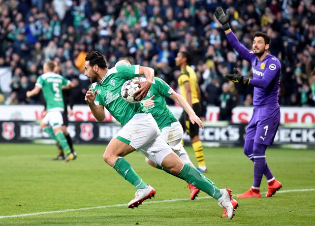 Claudio Pizarro marcó este golazo en el Werder Bremen vs. Borussia Dortmund para el 2-2. (Foto: Reuters)