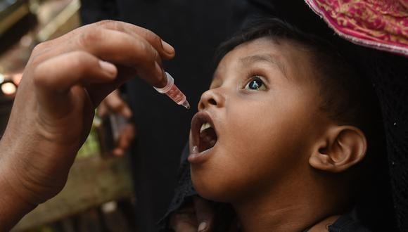 Un niño recibe una vacuna contra la polio en Pakistán el 21 de setiembre de 2020. (Foto: Rizwan TABASSUM / AFP)