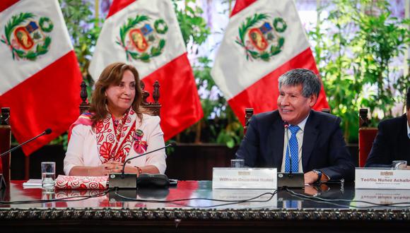 Dina Boluarte junto al gobernador regional de Ayacucho, Wilfredo Oscorima. (Foto: Presidencia)