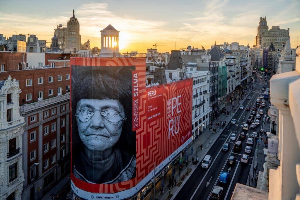 Imponente gigantografía donde se aprecia a una mujer shipiba en pleno centro de Madrid (España). (Foto: Marca Perú)