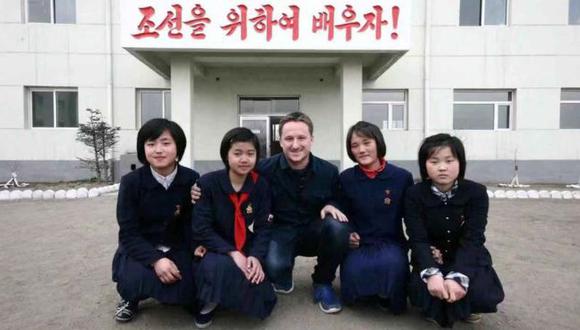 Michael Spavor, fotografiado aquí con estudiantes de una escuela de Corea del Norte, tiene vínculos cercanos con el gobierno de Pyongyang. Foto: Reuters
