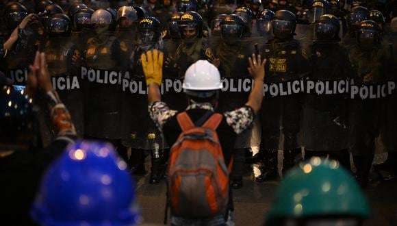 Manifestantes chocan con la policía durante una manifestación contra el gobierno de la presidenta peruana Dina Boluarte en Lima el pasado 4 de febrero de 2023 (Foto: ERNESTO BENAVIDES / AFP)