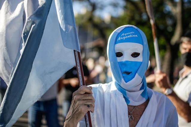 Grupos a favor y en contra del mandatario argentino, Alberto Fernández, marchan frente a la residencia presidencial en la localidad de Olivos, en la provincia de Buenos Aires (Argentina). (EFE/JUAN IGNACIO RONCORONI).
