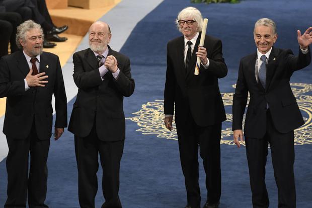 Los integrantes de Les Luthiers (de izquierda a derecha) Carlos Nunez, Marcos Mundstock, Carlos Lopez Puccio y Jorge Luis Maronna tras recibir el Premio Princesa de Asturias de Comunicación y Humanidades 2017. (Foto: MIGUEL RIOPA / AFP)