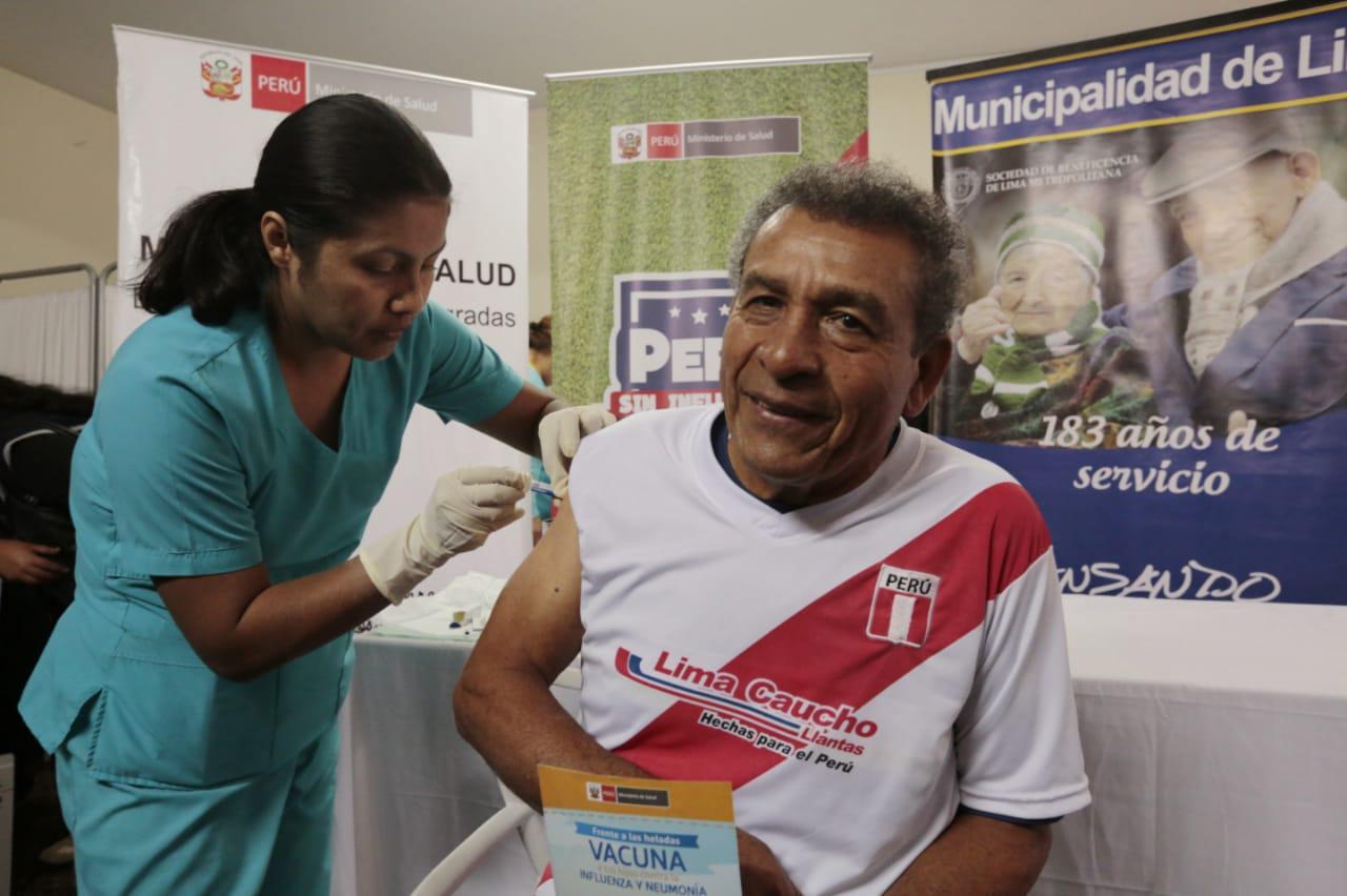 Campaña de vacunación contra la influenza en el hogar Canevaro, en el Rímac.
