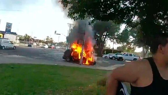 Estos son los precisos momentos en que agentes de la Policía rescataron a un hombre de un vehículo envuelto en llamas. | Foto: @LAPDHQ/Facebook
