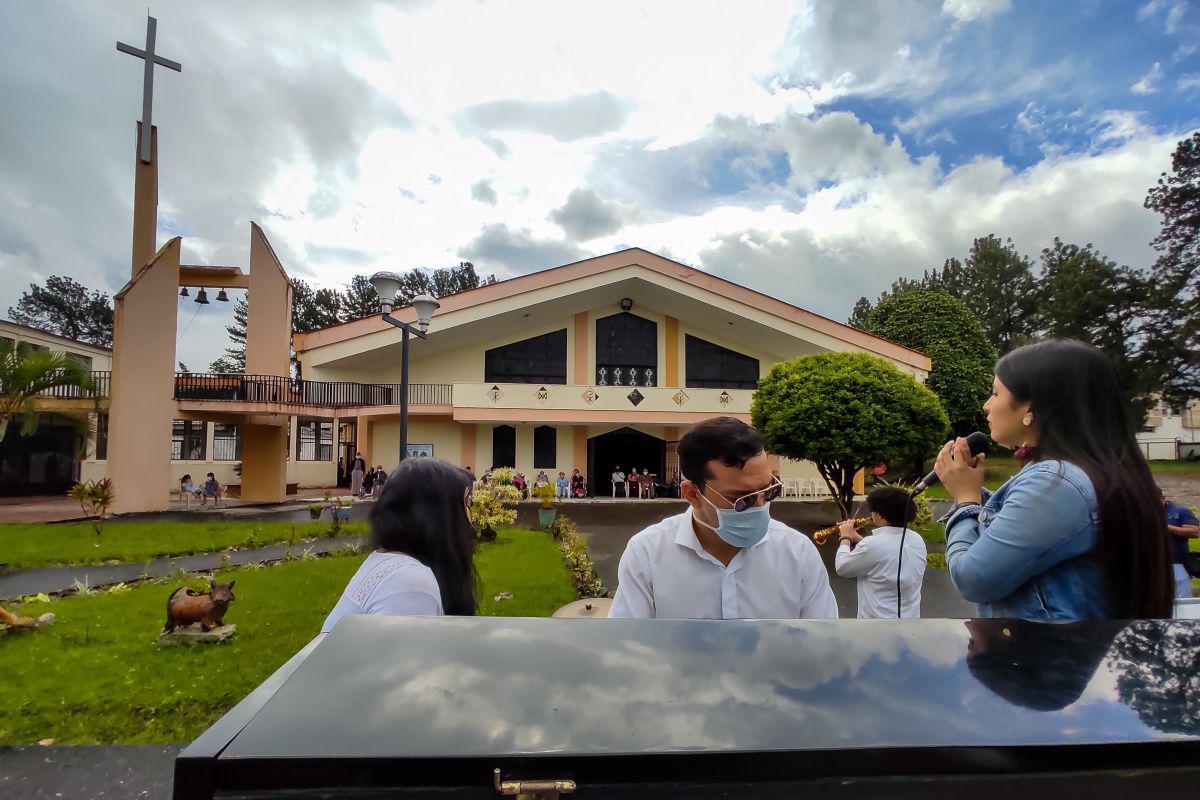 El pianista José Agustín Sánchez, en compañía de otros músicos, participa en la campaña "Desinfección Musical", en San Cristóbal, Venezuela. (EFE/Johnny Parra).