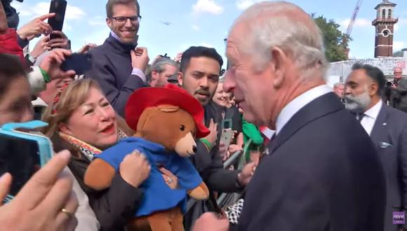 Momento en el que la mujer peruana le muestra al rey Carlos III el muñeco del oso Paddington. (Fuente: You Tube)
