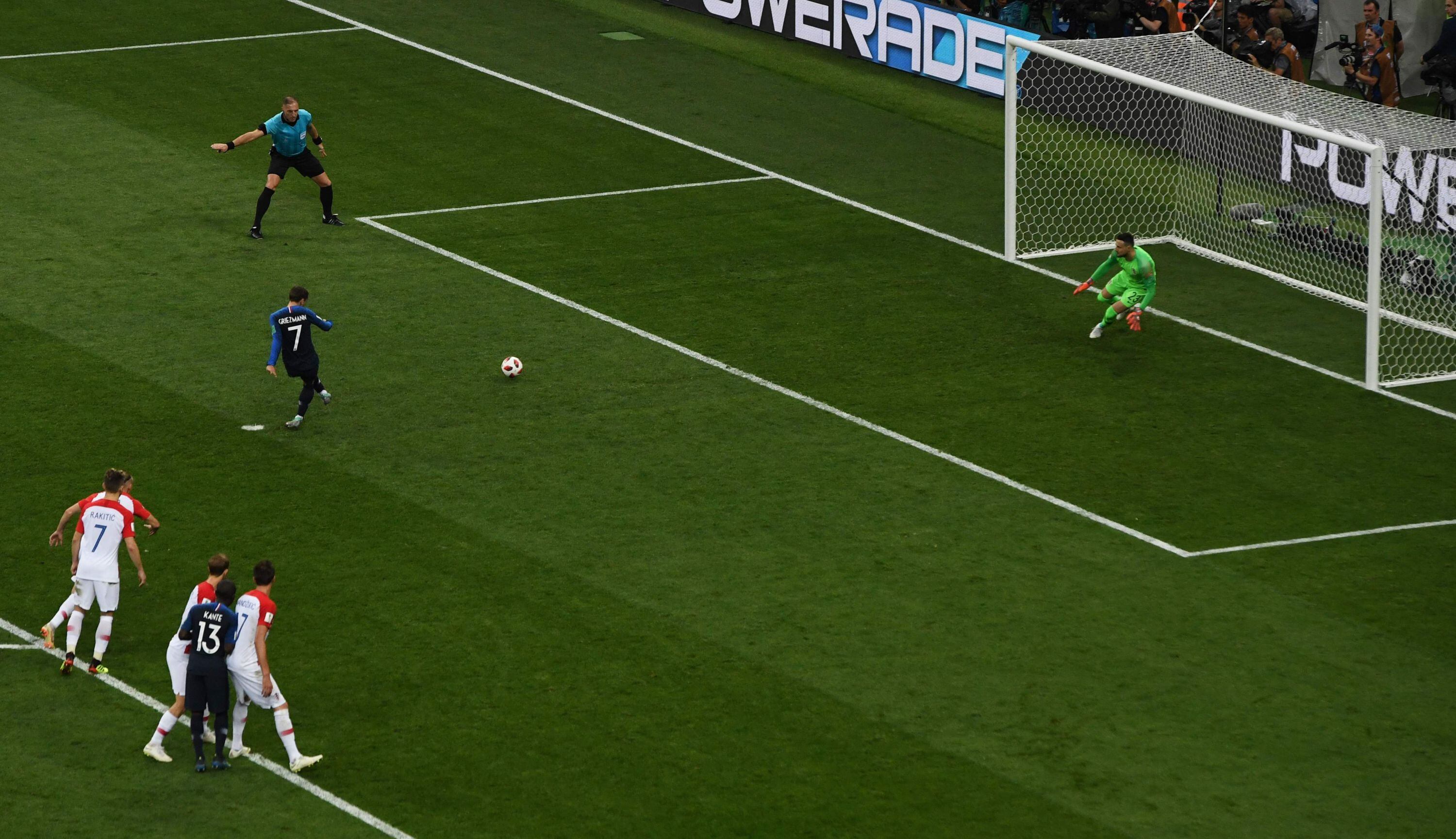 Griezmann marcando de penal en el Francia vs. Croacia. (Foto: AFP)