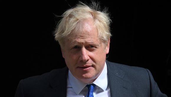 El entonces primer ministro británico, Boris Johnson, sale del número 10 de Downing Street en el centro de Londres el 6 de julio de 2022. (Foto de Daniel LEAL / AFP)