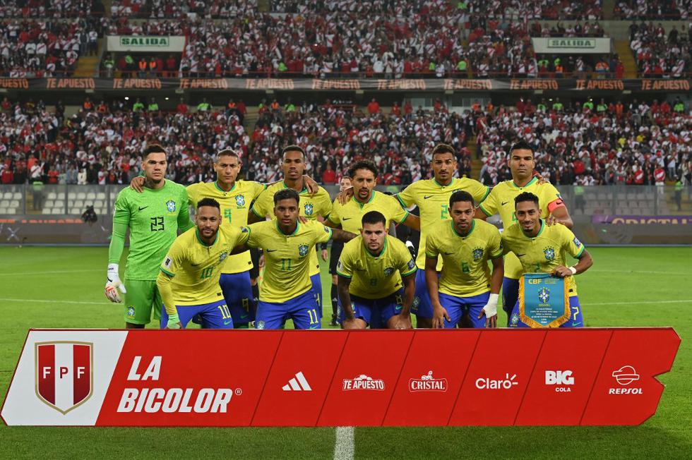 Brazilian players pose for a team photo during the 2026 FIFA World Cup South American qualifiers football match between Peru and Brazil, at the Nacional stadium in Lima, on September 12, 2023. (Photo by CRIS BOURONCLE / AFP)