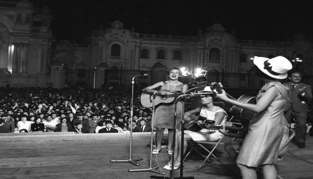 El 17 de enero de 1967 se realizó una serenata criolla en el frontis de la Municipalidad de Lima, donde grupos musicales de la época hicieron delirar al público. (Foto: Archivo histórico El Comercio)&nbsp;