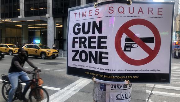 Un taxi pasa delante de un letrero con el mensaje "Times Square, zona libre de armas" hoy miércoles en el centro de Nueva York, Estados Unidos, el 31 de agosto de 2022. (Foto de Javier Otazu / EFE)