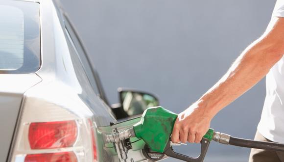 Por qué el precio de la gasolina no se ajusta al del petróleo