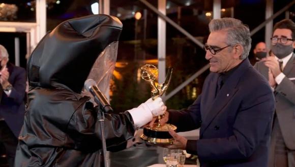 Otra de las novedades de los Emmy 2020 fueron los trajes protectores que adquirieron una apariencia similar a los elegantes esmóquines.  (Foto: AMERICAN BROADCASTING COMPANIES, INC. / ABC / AFP)